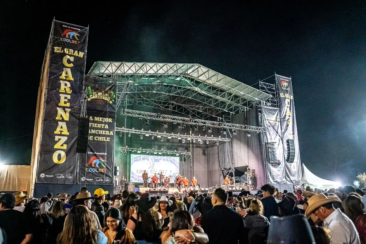 Grupo vestido de blanco caminando de noche